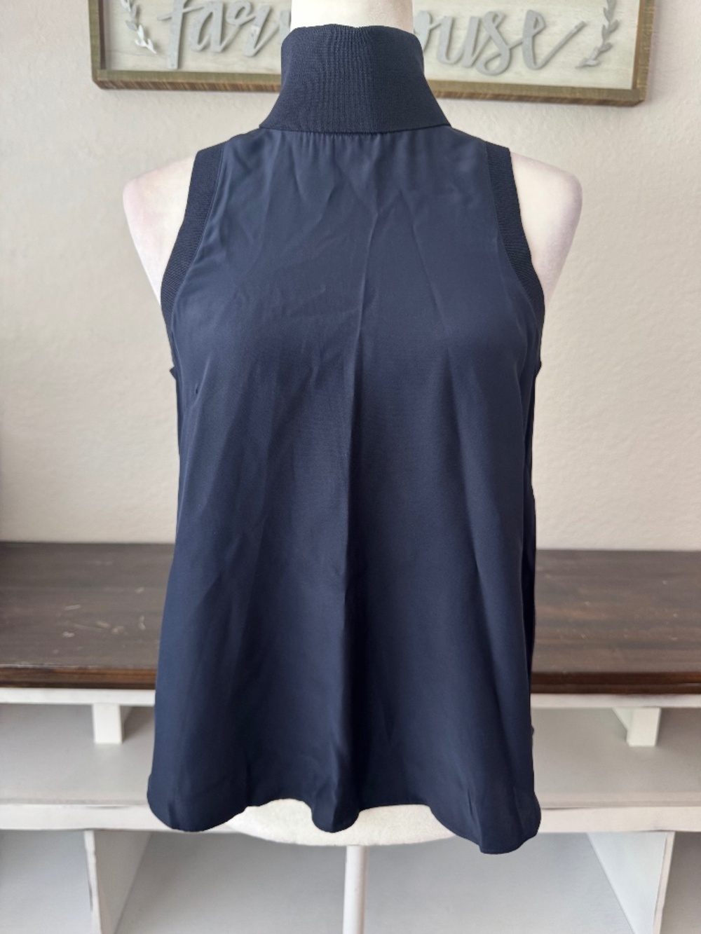 Cinq a Sept Lonny 100% Silk Sleeveless Top Turtleneck Women's‎ Size XS O